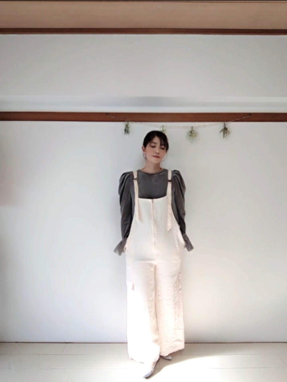 グレー系のシャツ/ブラウスを着用したレディースの秋コーディネートの3枚目の写真