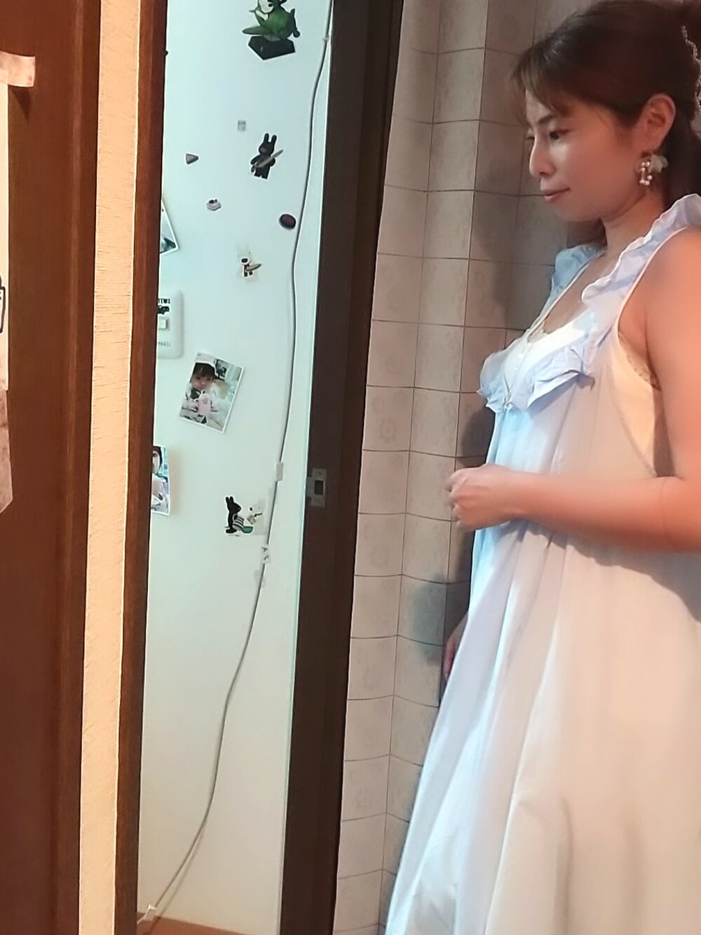 ブルー系のワンピース/ドレスを着用したレディースの夏コーディネートの2枚目の写真