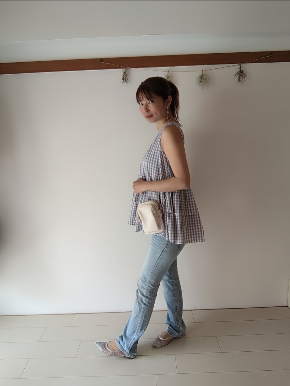 シルバー系のパンプス、グレー系のトップス、ホワイト系のその他アウターを着用したレディースの春コーディネートの4枚目の写真