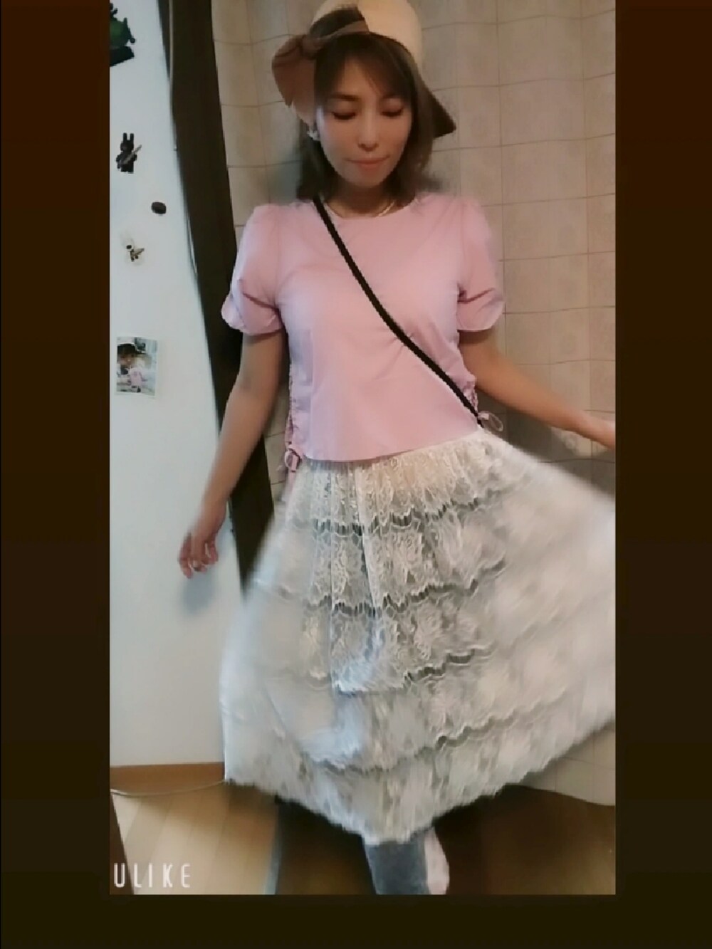 ピンク系のトップスを着用したレディースの春コーディネートの2枚目の写真