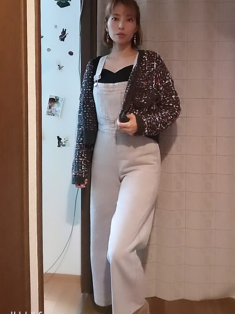 パープル系のオールインワン・サロペット、ブラック系のその他アウターを着用したレディースの秋コーディネートの3枚目の写真