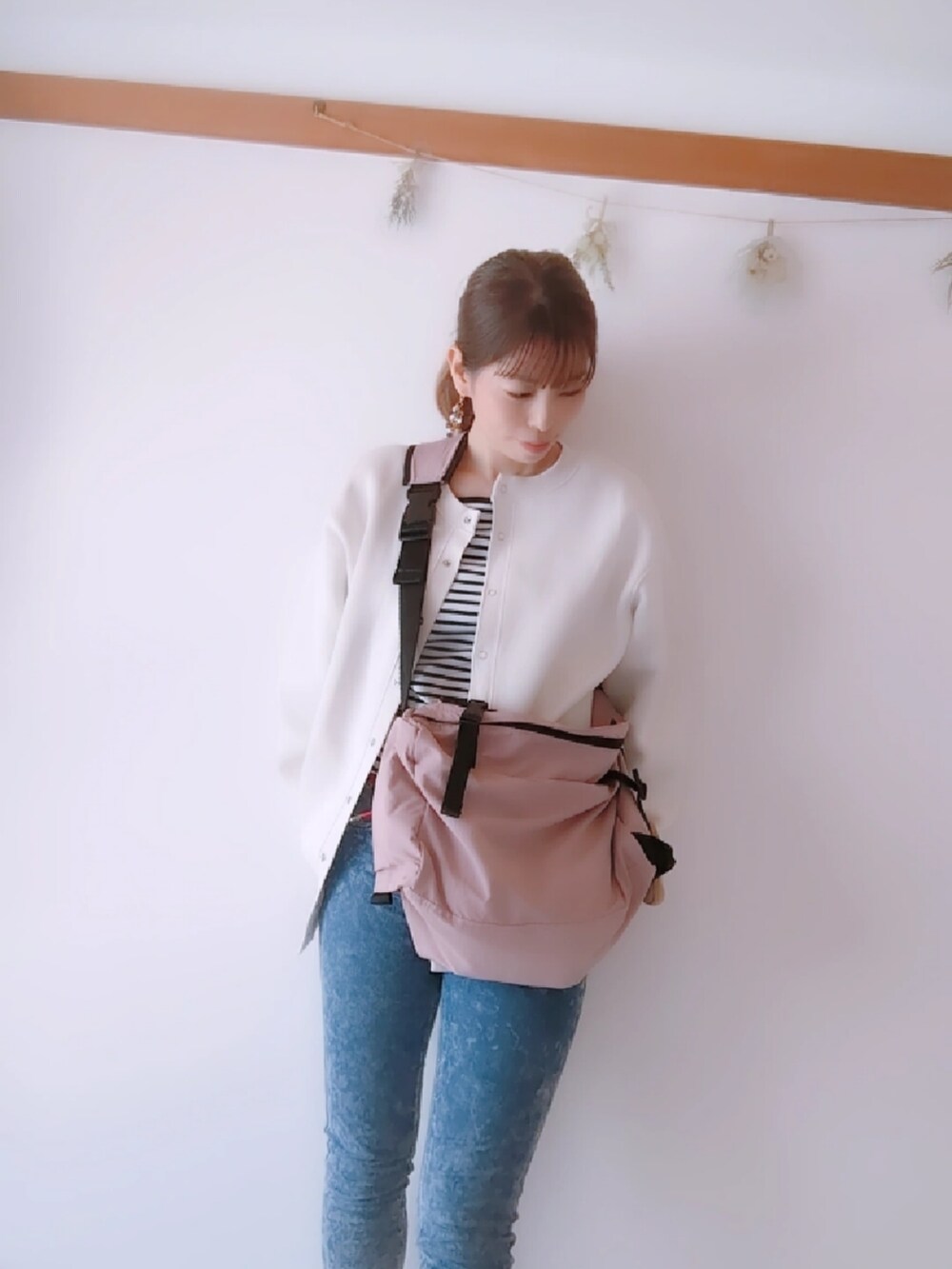 ホワイト系のジャケット/アウター、ピンク系のバッグを着用したレディースの春コーディネートの4枚目の写真