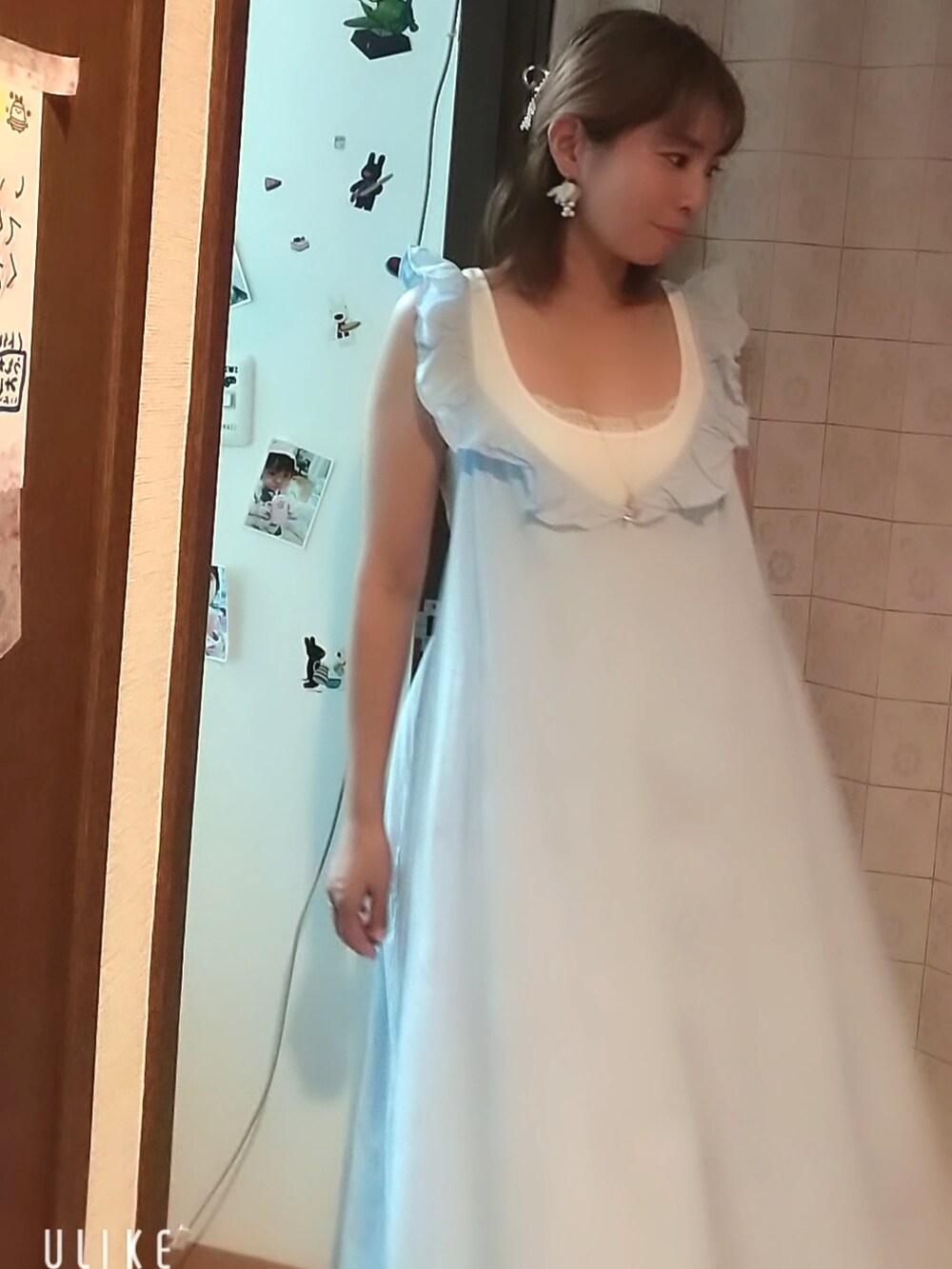 ブルー系のワンピース/ドレスを着用したレディースの夏コーディネートの4枚目の写真