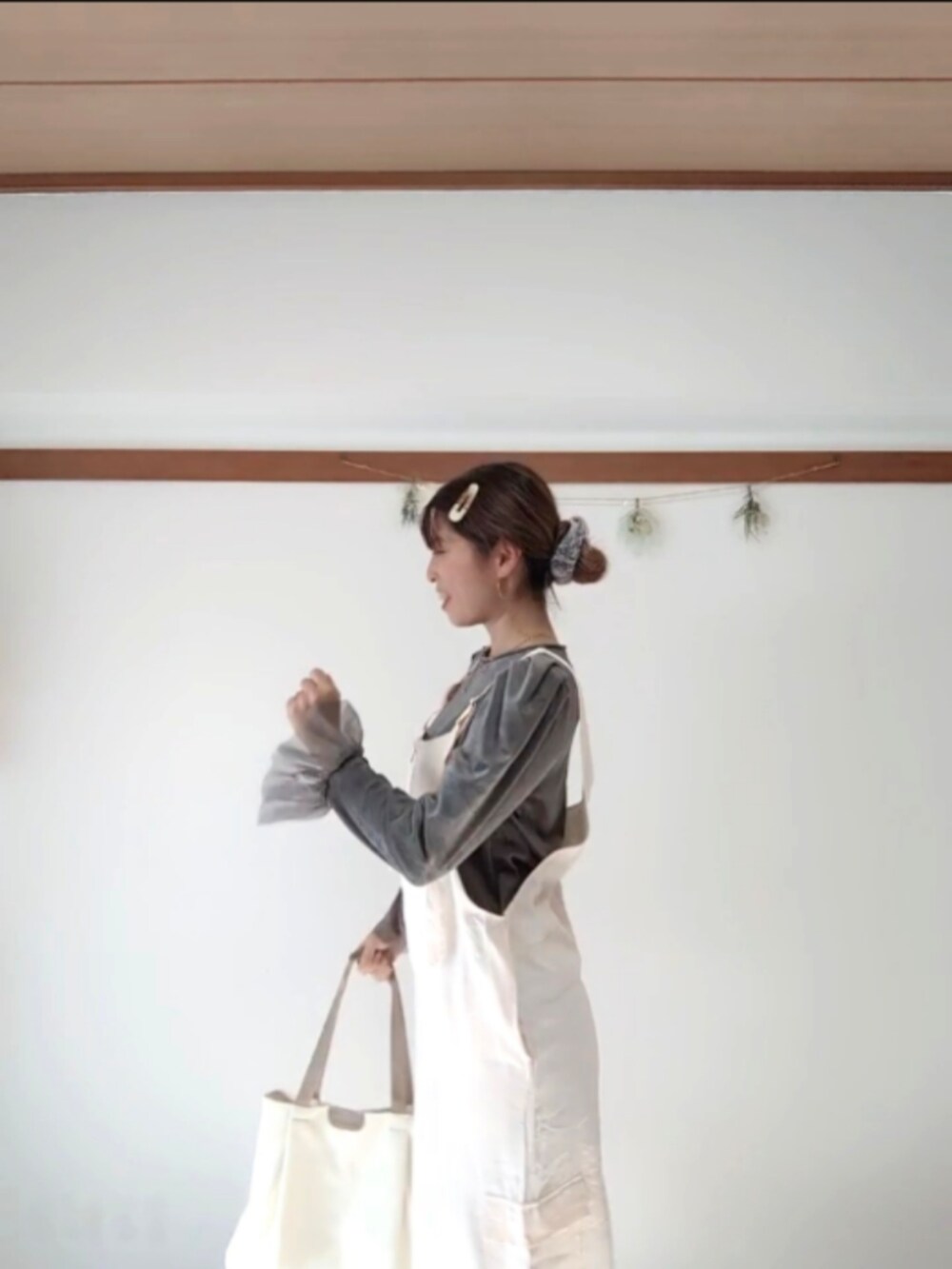 グレー系のシャツ/ブラウスを着用したレディースの秋コーディネートの5枚目の写真