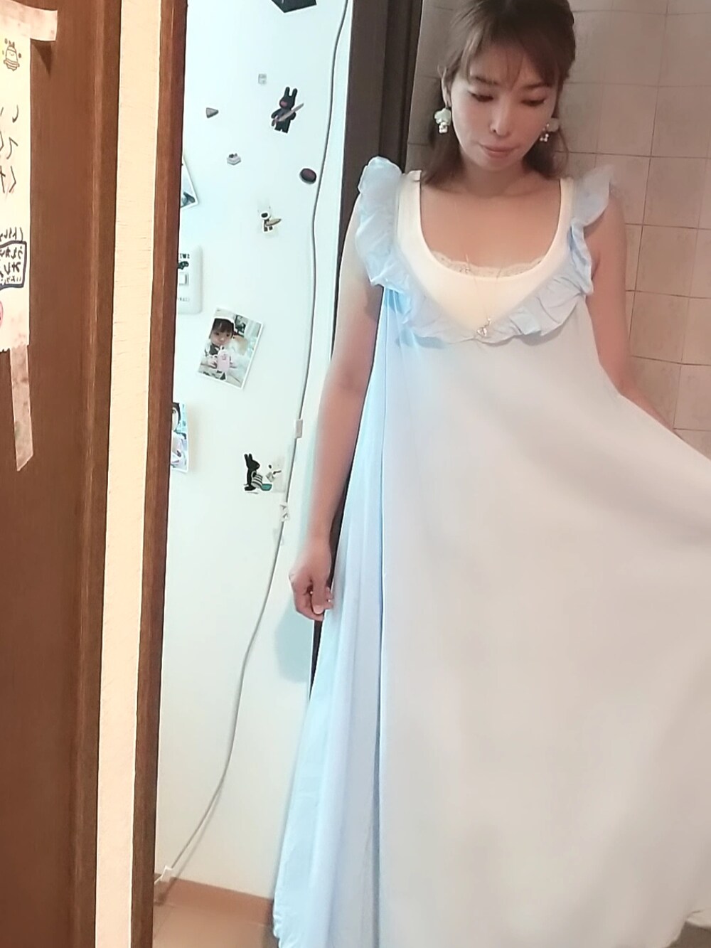 ブルー系のワンピース/ドレスを着用したレディースの夏コーディネートの3枚目の写真