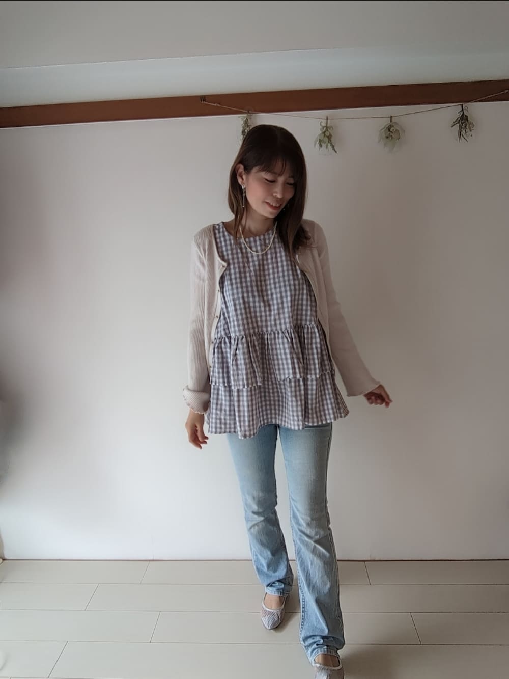 シルバー系のパンプス、グレー系のトップス、ホワイト系のその他アウターを着用したレディースの春コーディネートの2枚目の写真