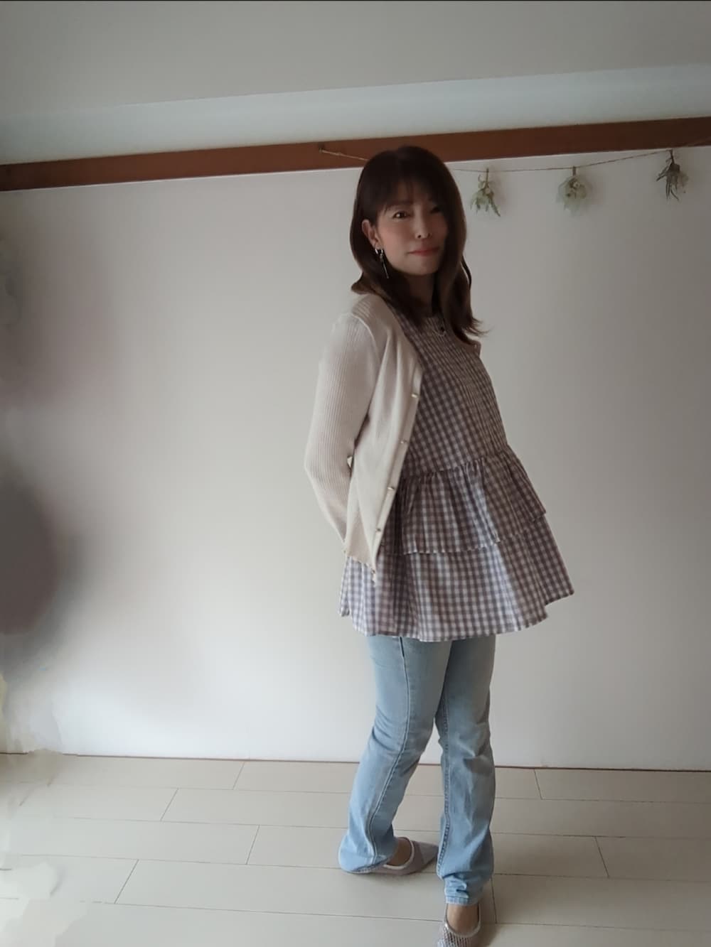 シルバー系のパンプス、グレー系のトップス、ホワイト系のその他アウターを着用したレディースの春コーディネートの3枚目の写真