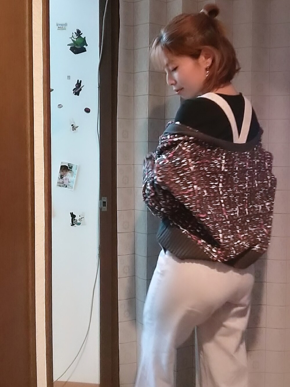 パープル系のオールインワン・サロペット、ブラック系のその他アウターを着用したレディースの秋コーディネートの5枚目の写真