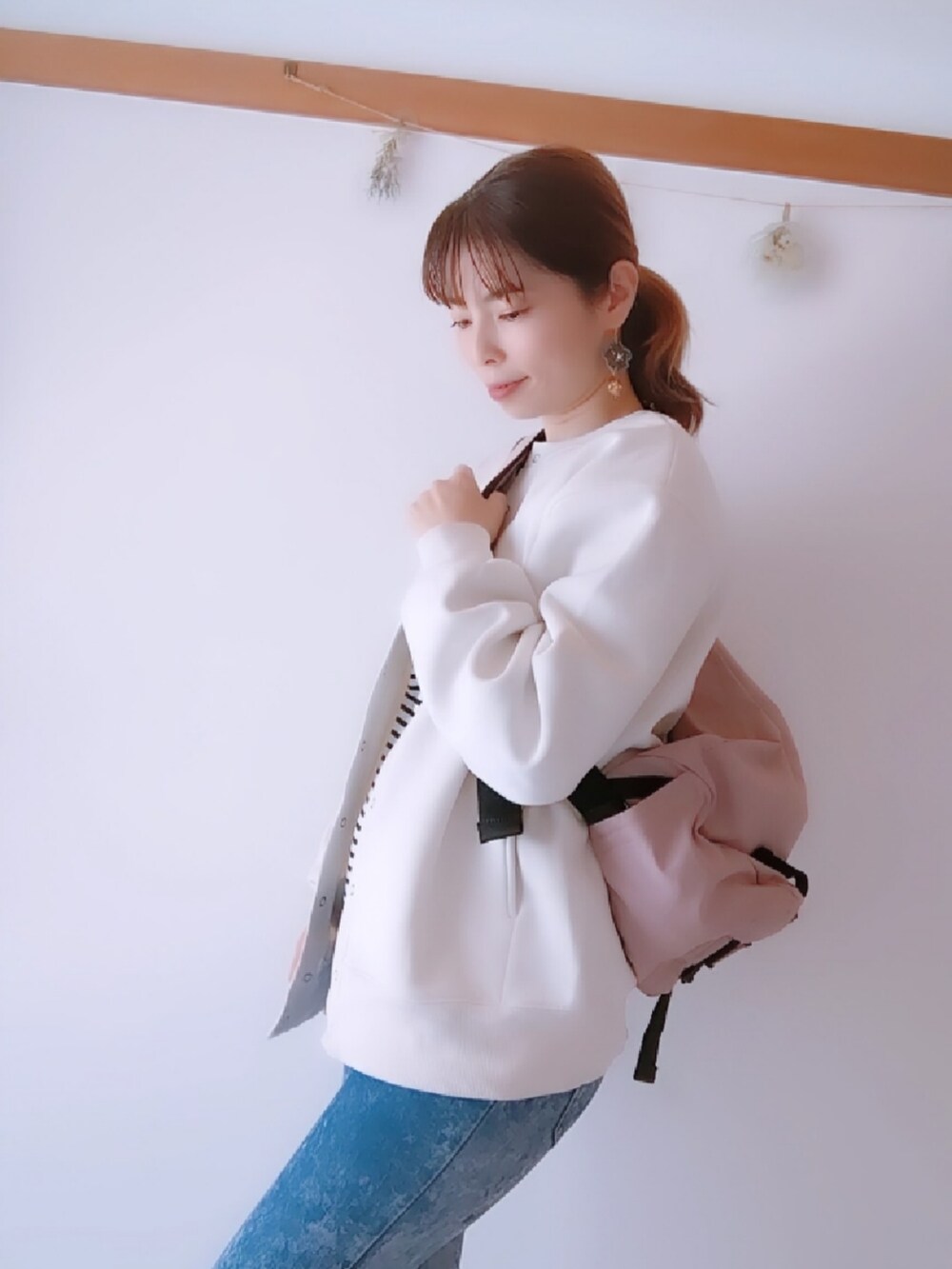 ホワイト系のジャケット/アウター、ピンク系のバッグを着用したレディースの春コーディネートの2枚目の写真