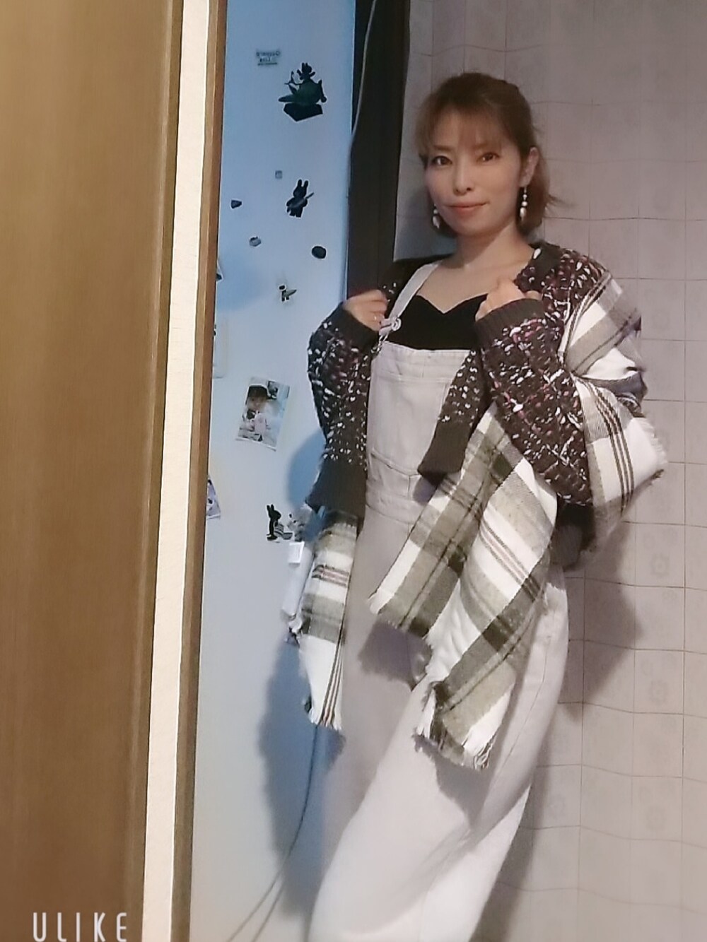 パープル系のオールインワン・サロペット、ブラック系のその他アウターを着用したレディースの秋コーディネートの4枚目の写真