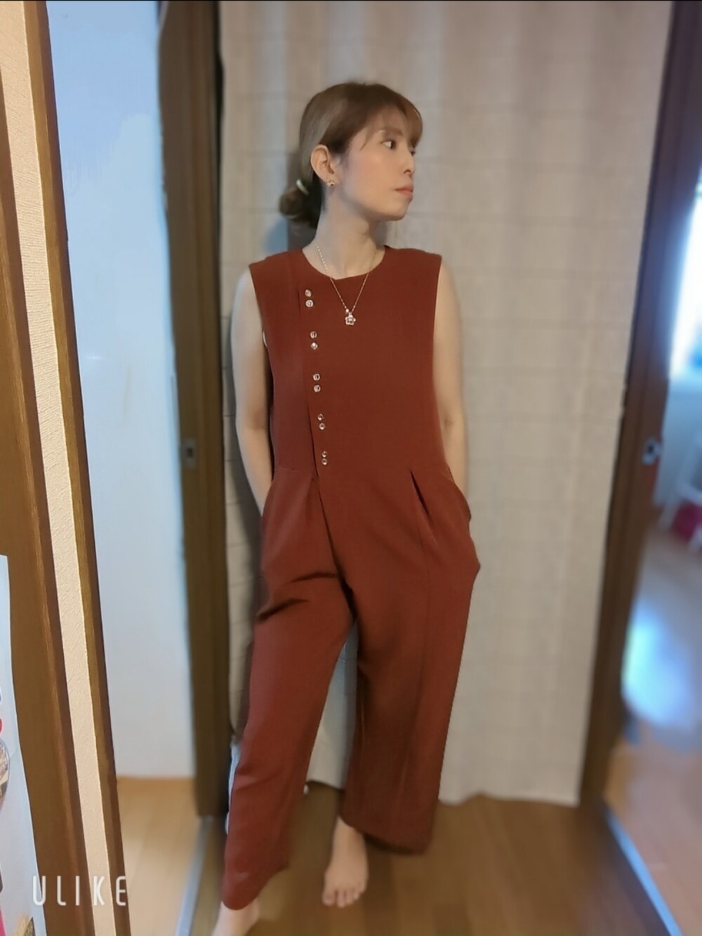 レッド系のオールインワン・サロペットを着用したレディースの夏コーディネートの3枚目の写真