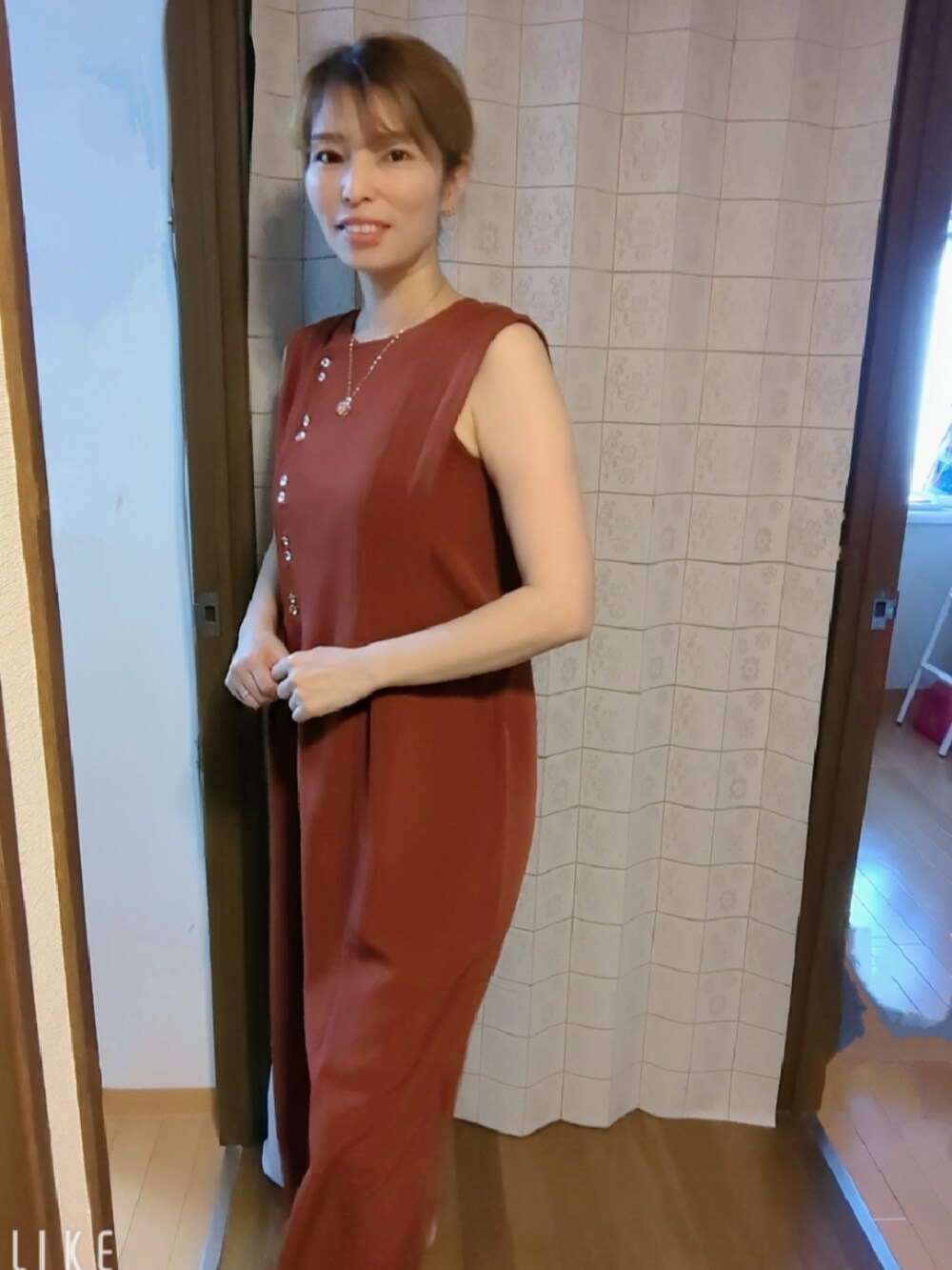 レッド系のオールインワン・サロペットを着用したレディースの夏コーディネートの2枚目の写真