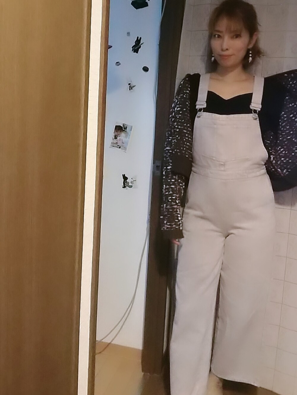 パープル系のオールインワン・サロペット、ブラック系のその他アウターを着用したレディースの秋コーディネートの2枚目の写真