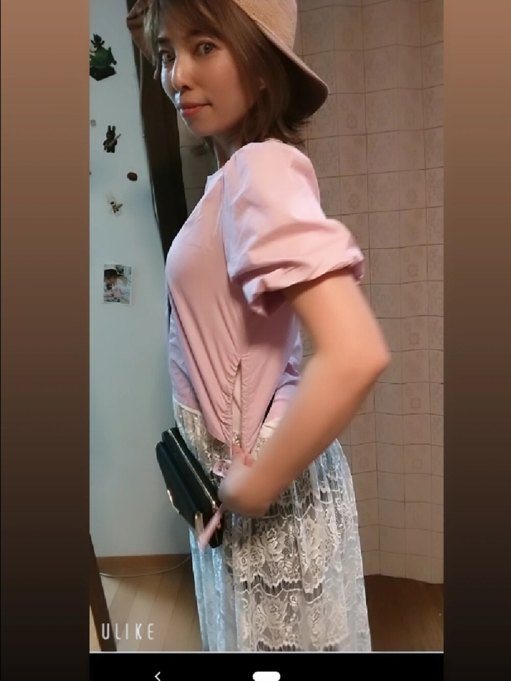 ピンク系のトップスを着用したレディースの春コーディネートの3枚目の写真