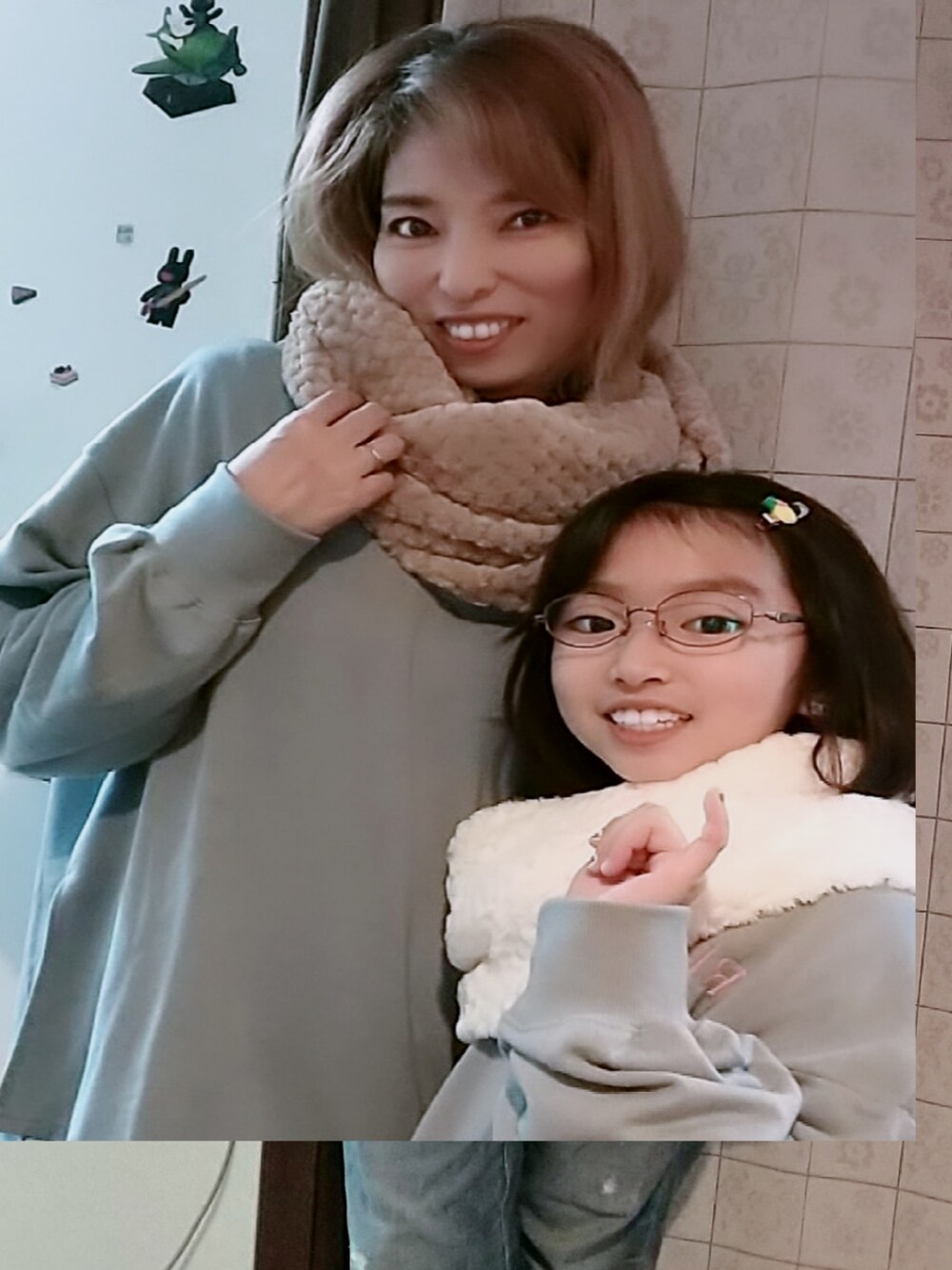 ブルー系のパーカーを着用したレディースの冬コーディネートの3枚目の写真