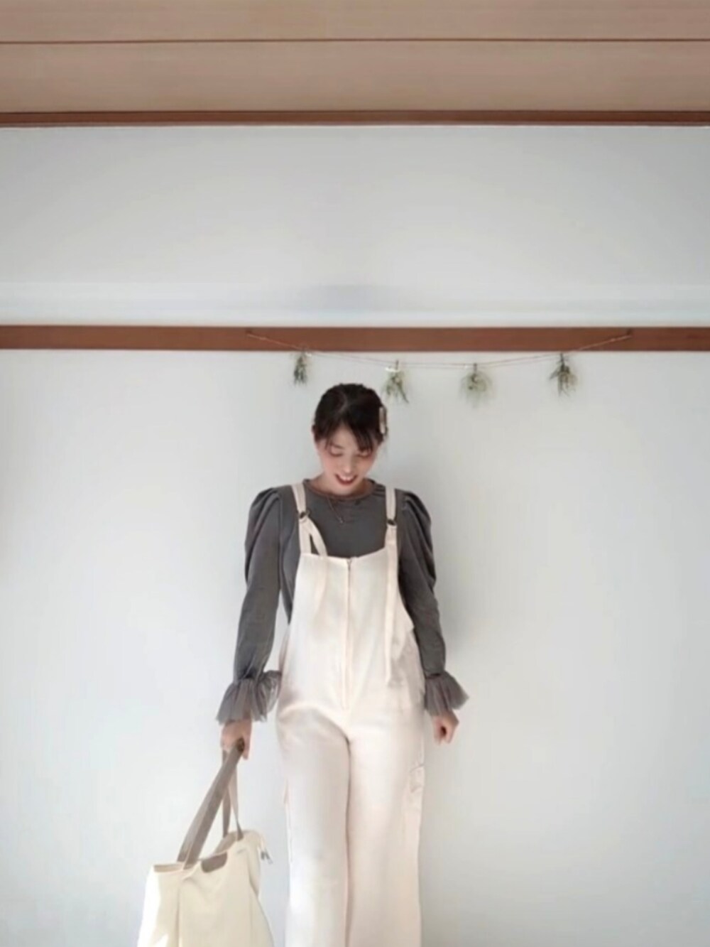 グレー系のシャツ/ブラウスを着用したレディースの秋コーディネートの2枚目の写真