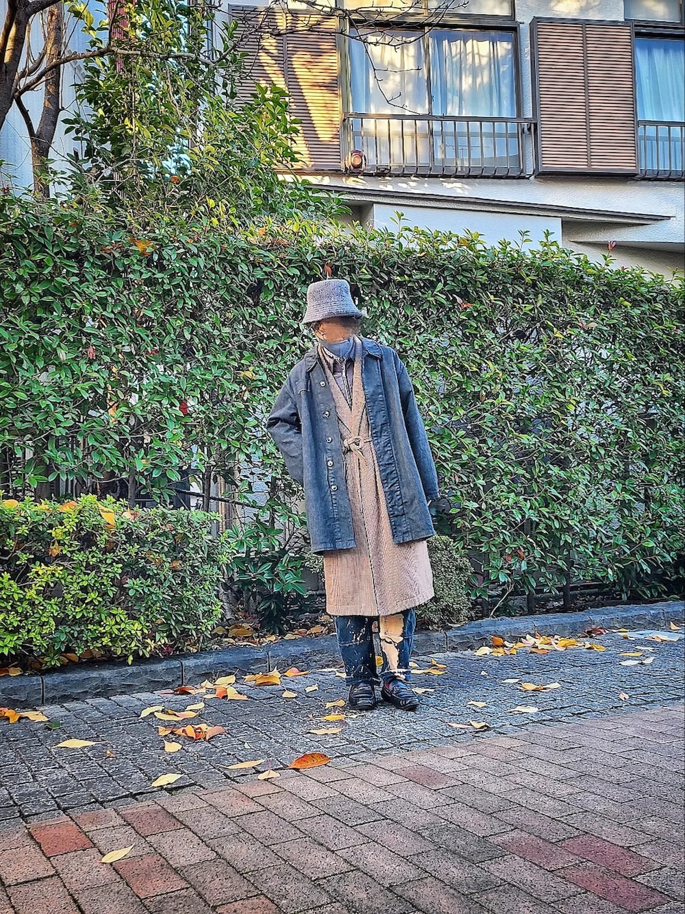「レイヤードスタイル、今日のコーデ、冬、冬コーデ、ミリタリー、ガウン、ペインターパンツ、古着、古着MIX、古着好きな人と繋がりたい、レインドロップカモ、アラサー、骨格ストレート、バケットハット、ユニクロ」｜「VINTAGEのアイテム（ミリタリージャケット、グレー系）」を使った、keenさん（メンズ・169cm）の冬コーディネートの2枚目の写真