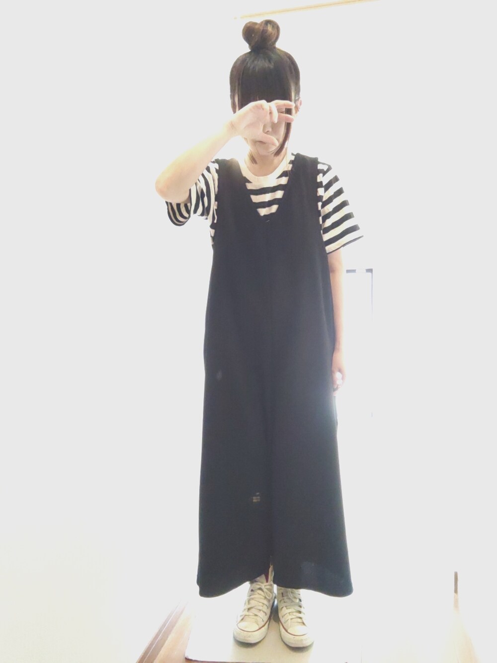 「低身長、おだんごヘアー、サロペット、オールインワン、スニーカー、ボーダー、カジュアル、リボン、おしゃれさんと繋がりたい、さし色、プチプラ、ゆるコーデ」｜「AMERICAN HOLICのアイテム（Tシャツ/カットソー、ブラック系）」を使った、せのさん（レディース・149cm）の夏コーディネートの3枚目の写真