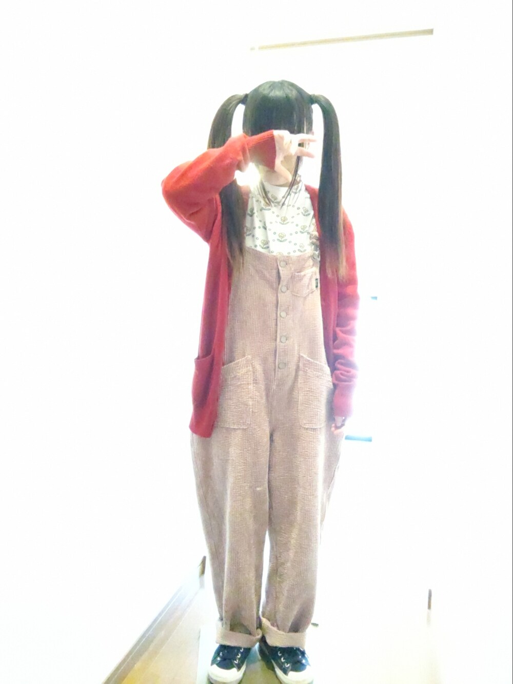 レッド系のカーディガン/ボレロ、ブルー系のスニーカー、ホワイト系のTシャツ/カットソーを着用したレディースの春コーディネートの3枚目の写真