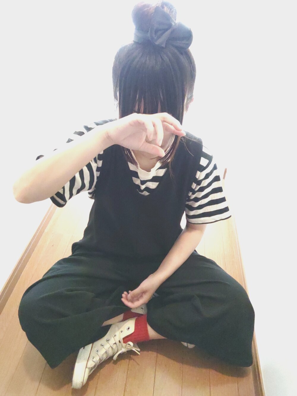 「低身長、おだんごヘアー、サロペット、オールインワン、スニーカー、ボーダー、カジュアル、リボン、おしゃれさんと繋がりたい、さし色、プチプラ、ゆるコーデ」｜「AMERICAN HOLICのアイテム（Tシャツ/カットソー、ブラック系）」を使った、せのさん（レディース・149cm）の夏コーディネートの2枚目の写真