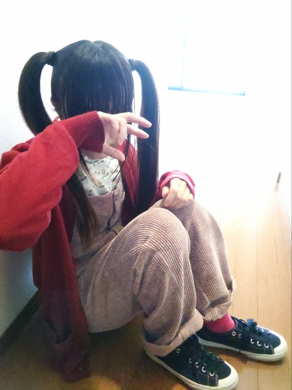 レッド系のカーディガン/ボレロ、ブルー系のスニーカー、ホワイト系のTシャツ/カットソーを着用したレディースの春コーディネートの2枚目の写真