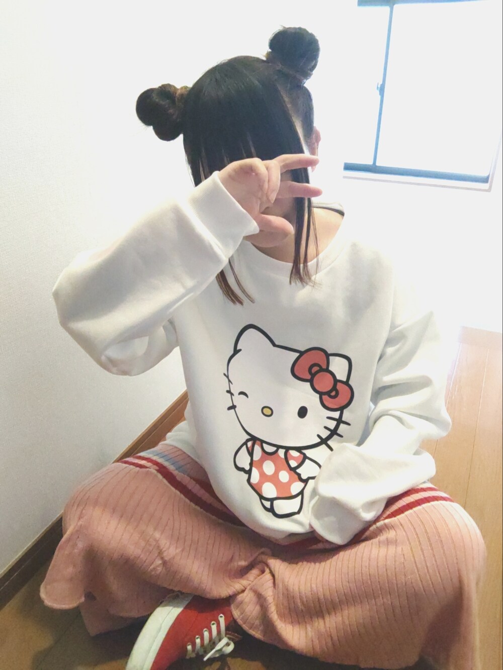 「低身長、サンリオ、キティーちゃん、スニーカー、ニット、スウェット、おだんごヘアー、おでかけコーデ、サンリオピューロランド」｜「sanrioのアイテム（スウェット、ホワイト系）」を使った、せのさん（レディース・149cm）の冬コーディネートの2枚目の写真