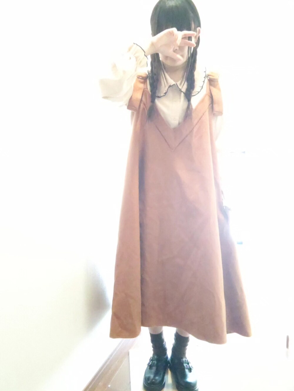 ブラウン系のワンピースを着用したレディースの春コーディネートの2枚目の写真