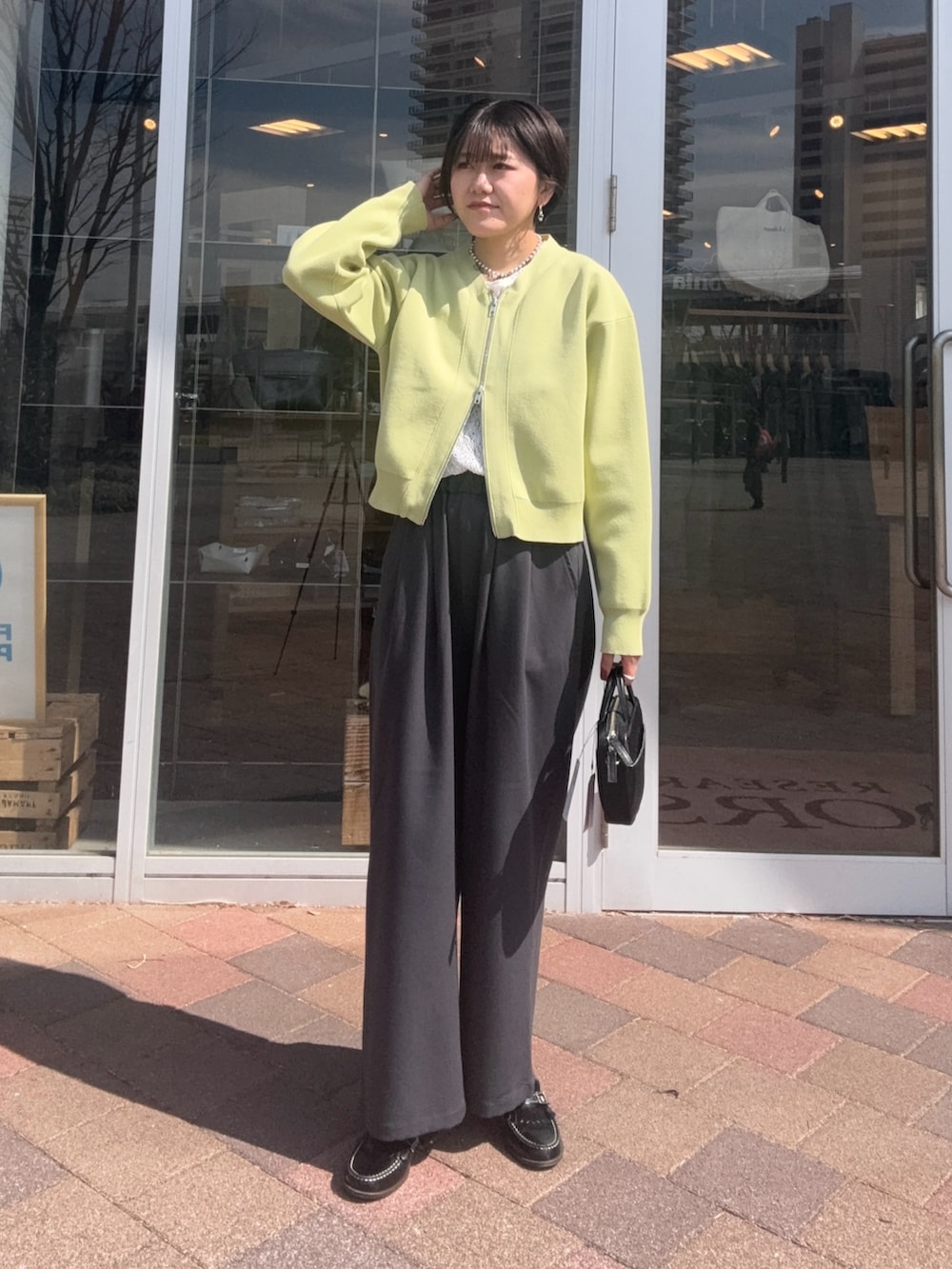 グレー系のその他パンツ、ホワイト系のTシャツ/カットソー、グリーン系のカーディガン/ボレロを着用したレディースの春コーディネートの3枚目の写真