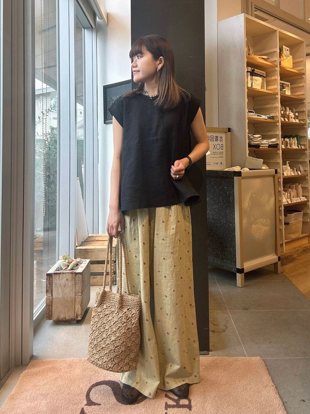 ベージュ系のトートバッグ、ブラック系のバレエシューズ、イエロー系のその他パンツを着用したレディースの夏コーディネートの2枚目の写真