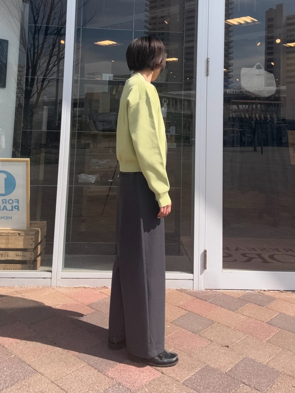 グレー系のその他パンツ、ホワイト系のTシャツ/カットソー、グリーン系のカーディガン/ボレロを着用したレディースの春コーディネートの5枚目の写真