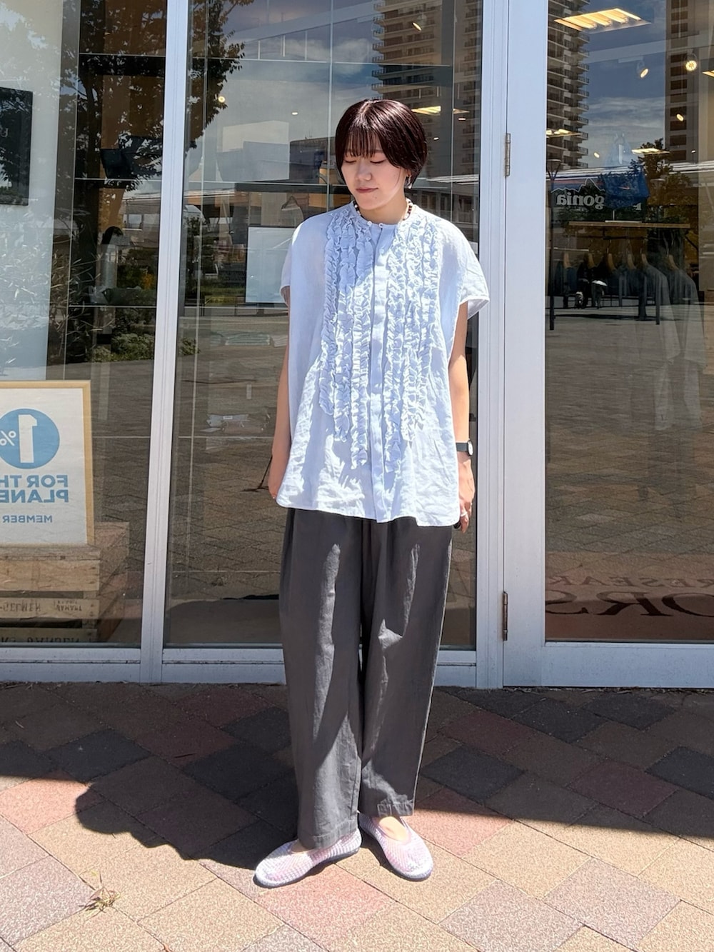 ブルー系のシャツ/ブラウス、グレー系のその他パンツ、その他のバレエシューズを着用したレディースの夏コーディネートの6枚目の写真