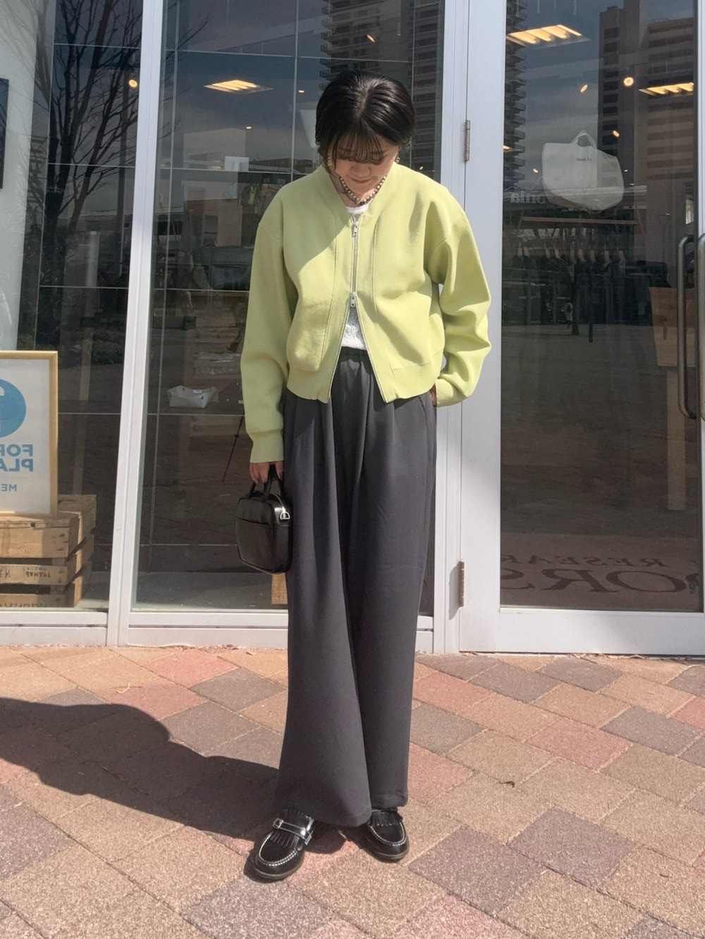 グレー系のその他パンツ、ホワイト系のTシャツ/カットソー、グリーン系のカーディガン/ボレロを着用したレディースの春コーディネートの2枚目の写真