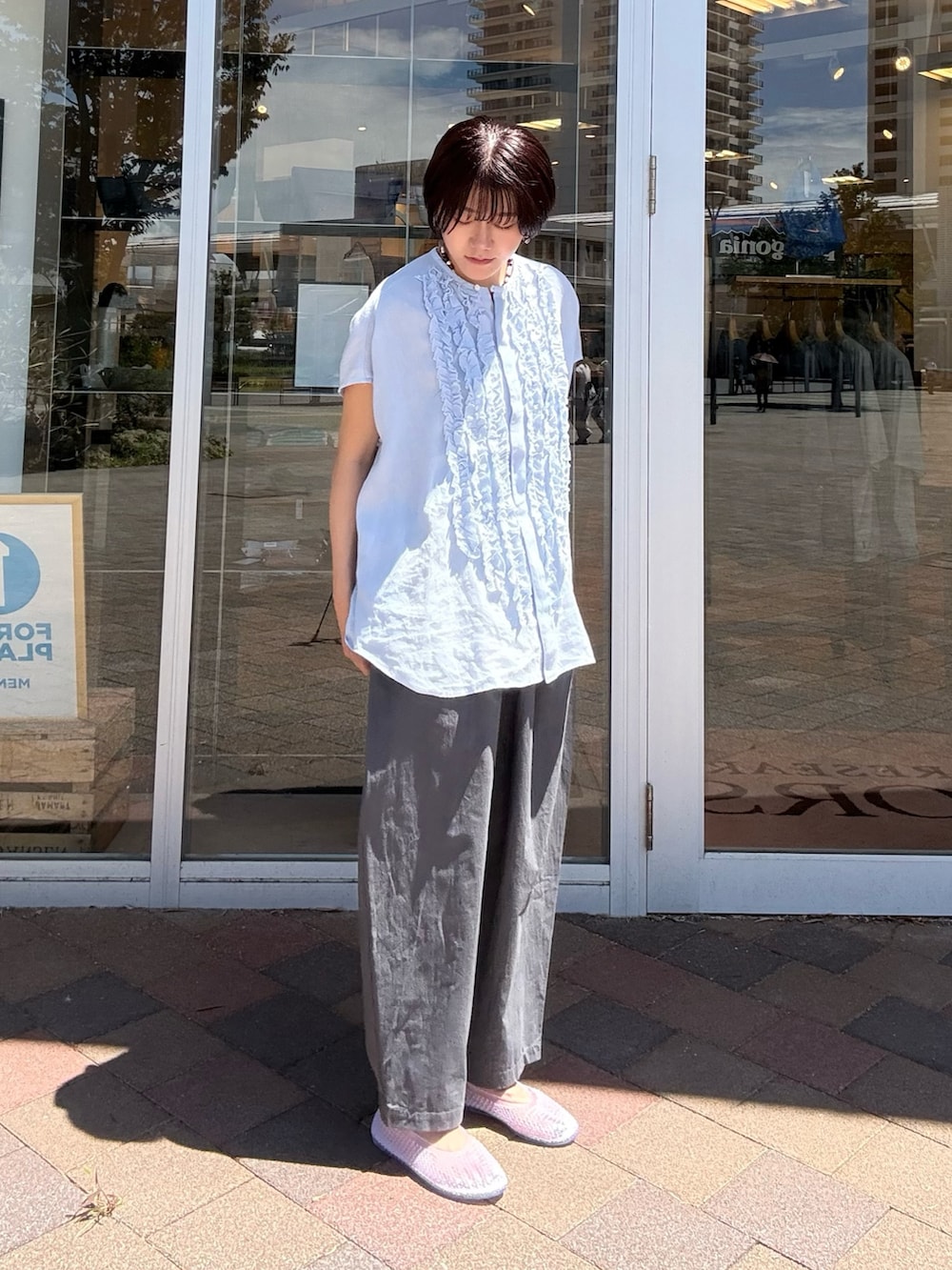 ブルー系のシャツ/ブラウス、グレー系のその他パンツ、その他のバレエシューズを着用したレディースの夏コーディネートの3枚目の写真