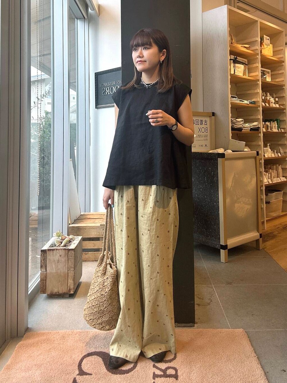 ベージュ系のトートバッグ、ブラック系のバレエシューズ、イエロー系のその他パンツを着用したレディースの夏コーディネートの3枚目の写真