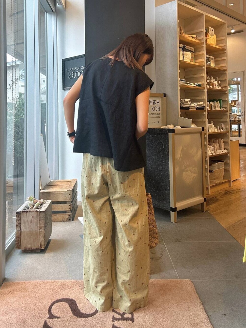 ベージュ系のトートバッグ、ブラック系のバレエシューズ、イエロー系のその他パンツを着用したレディースの夏コーディネートの5枚目の写真