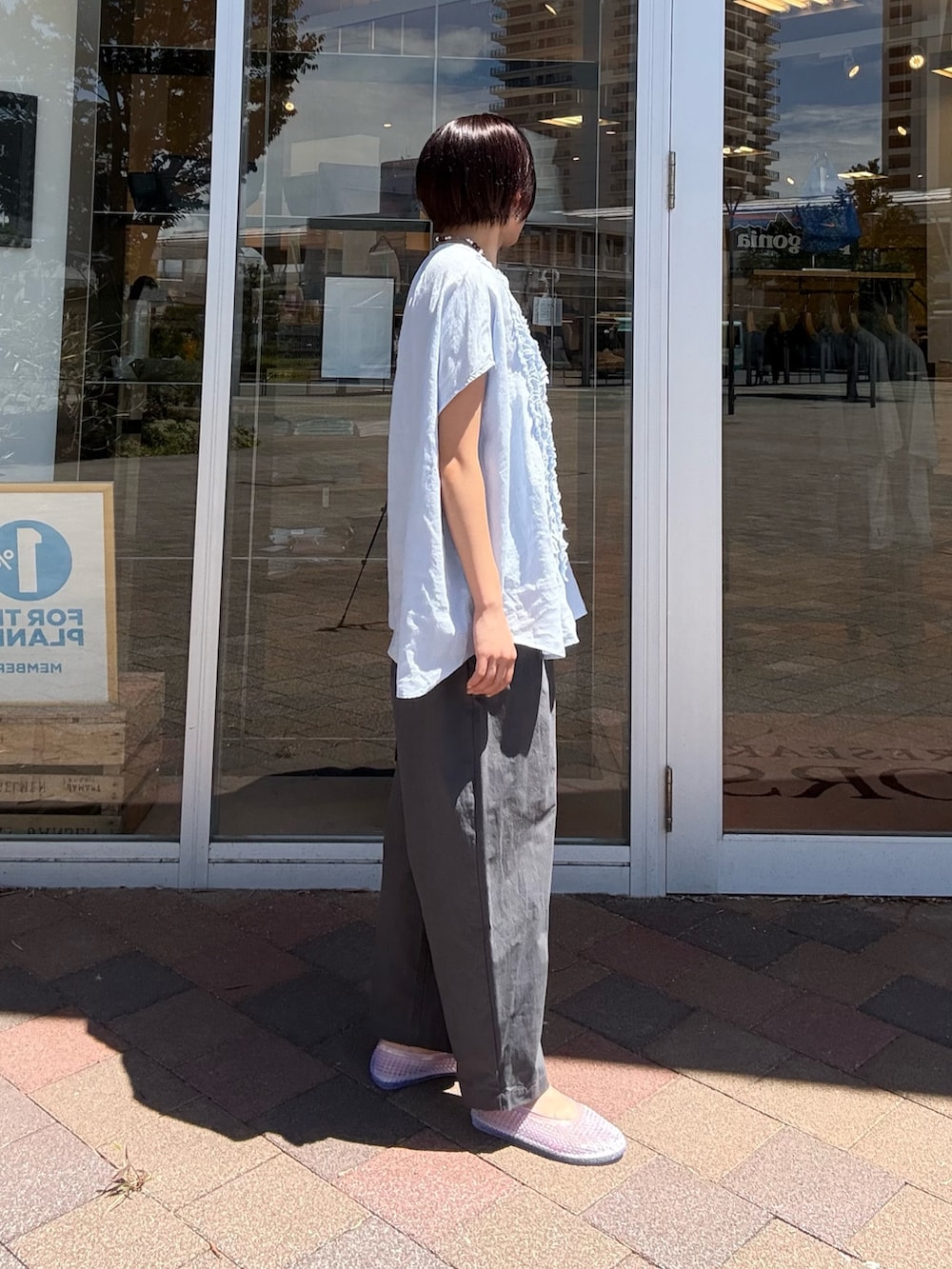 ブルー系のシャツ/ブラウス、グレー系のその他パンツ、その他のバレエシューズを着用したレディースの夏コーディネートの4枚目の写真