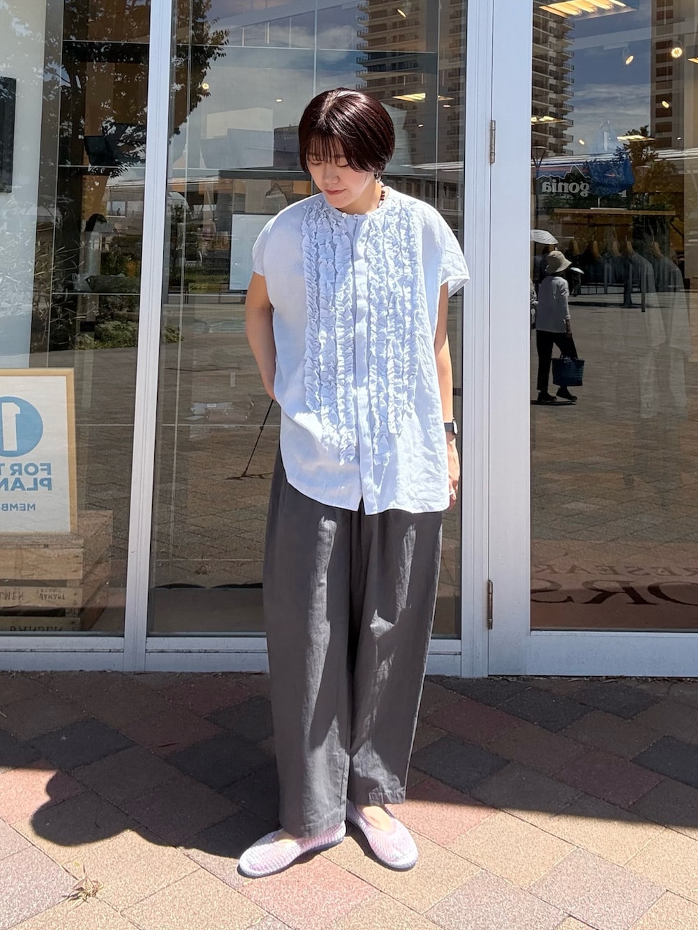 ブルー系のシャツ/ブラウス、グレー系のその他パンツ、その他のバレエシューズを着用したレディースの夏コーディネートの2枚目の写真