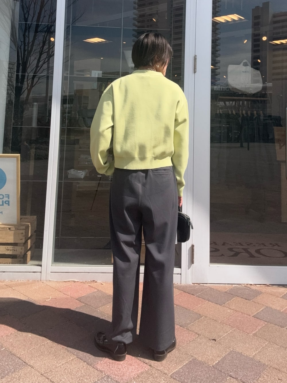 グレー系のその他パンツ、ホワイト系のTシャツ/カットソー、グリーン系のカーディガン/ボレロを着用したレディースの春コーディネートの6枚目の写真