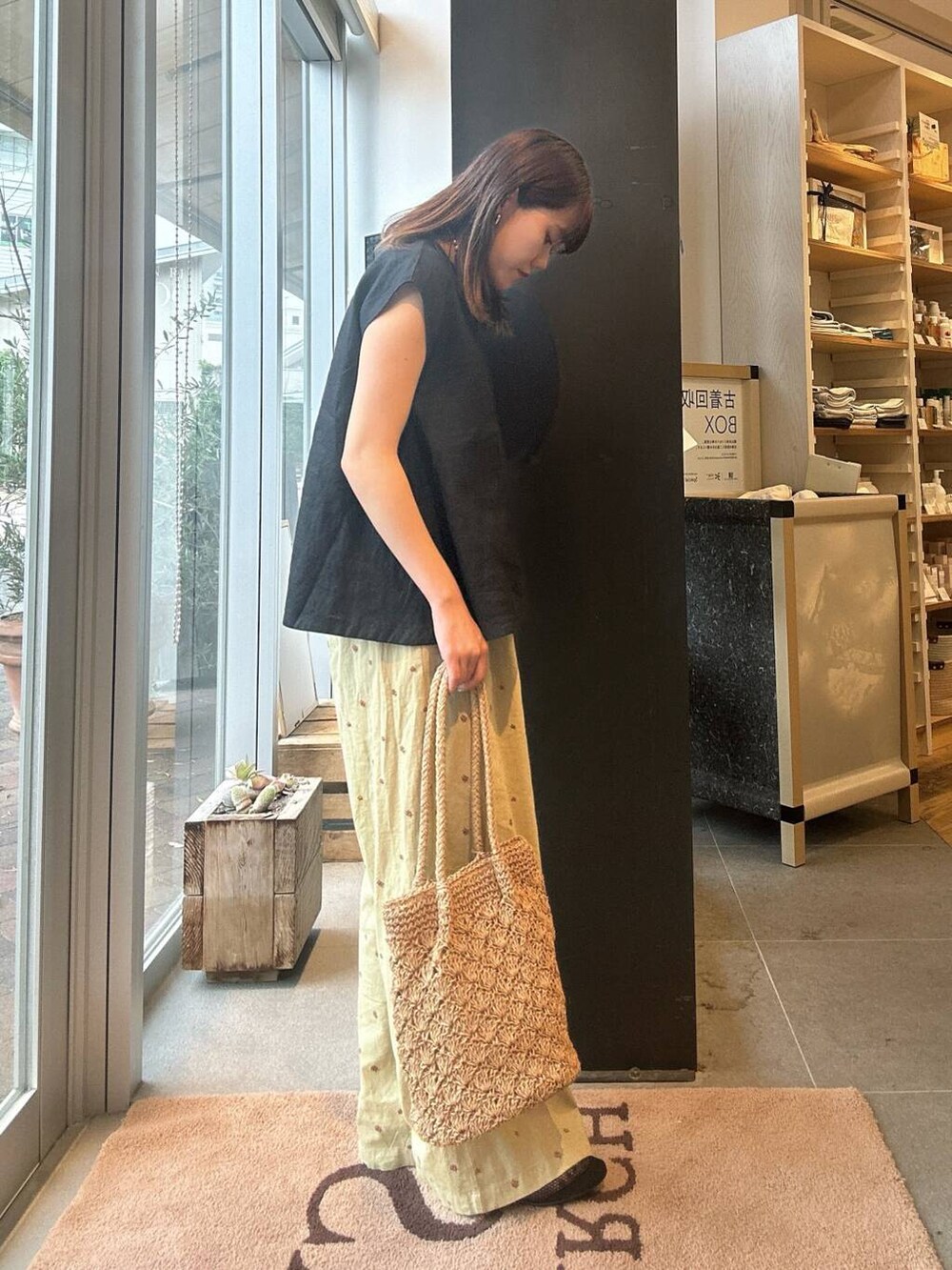 ベージュ系のトートバッグ、ブラック系のバレエシューズ、イエロー系のその他パンツを着用したレディースの夏コーディネートの4枚目の写真