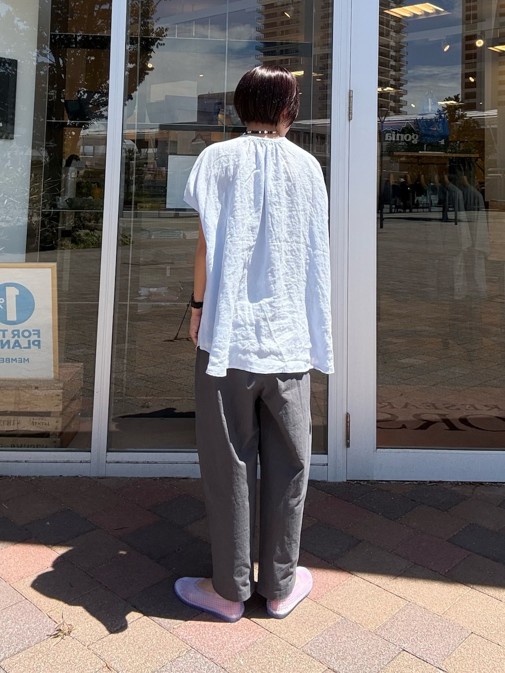 ブルー系のシャツ/ブラウス、グレー系のその他パンツ、その他のバレエシューズを着用したレディースの夏コーディネートの5枚目の写真
