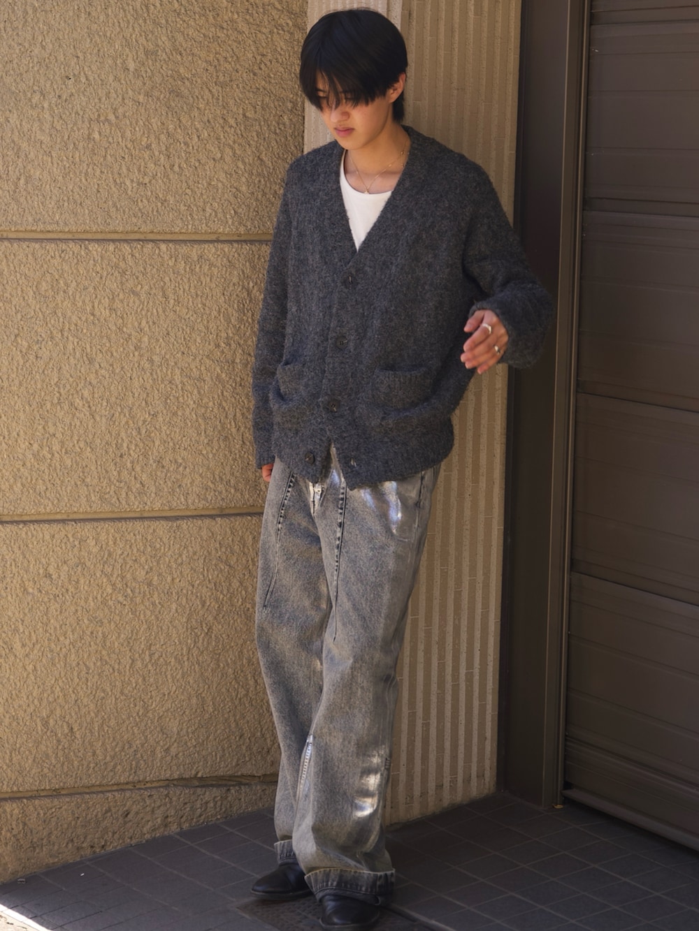 グリーン系のカーディガン/ボレロ、ブラック系のローファー、シルバー系のデニムパンツを着用したメンズの冬コーディネートの2枚目の写真
