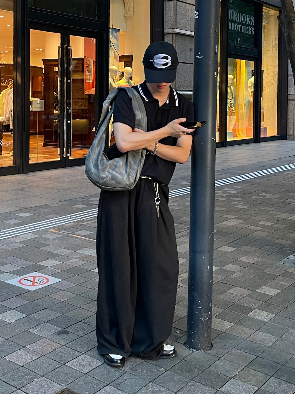 「ブラックコーデ、古着MIX、夏コーデ、黒Tシャツ、韓国ファッション、最近のいい感じコーデ、メンズファッション」｜「THE CLEのGRAPHIC DEPTH CAP（キャップ、ブラック系）」を使った、Harutoさん（メンズ・178cm）の夏コーディネートの3枚目の写真
