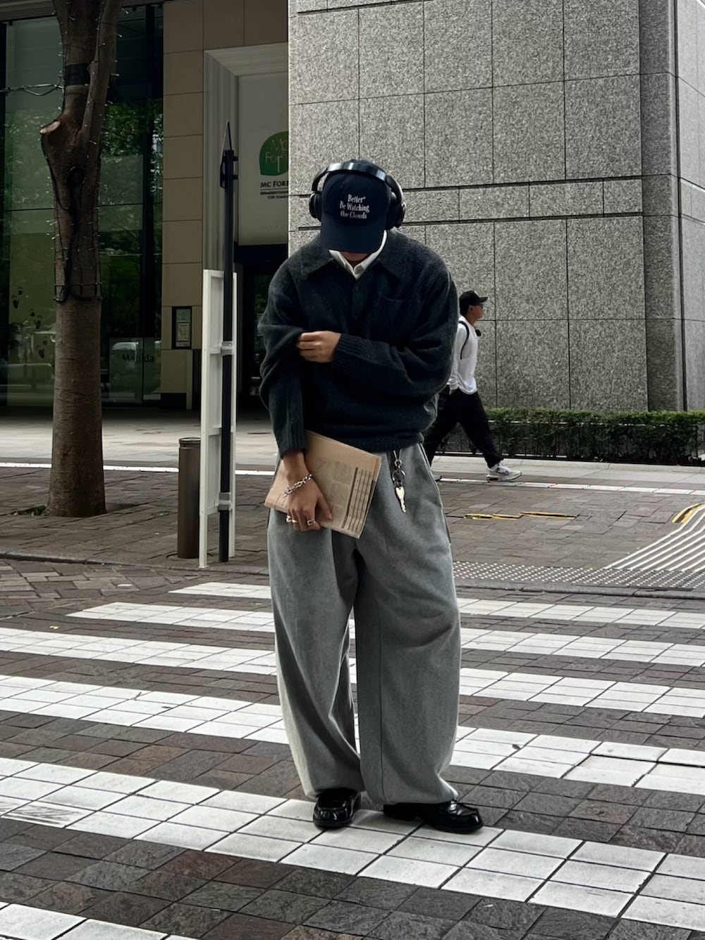 グレー系のスウェットパンツ、ブラック系のローファー、グレー系のポロシャツを着用したメンズの秋コーディネートの4枚目の写真