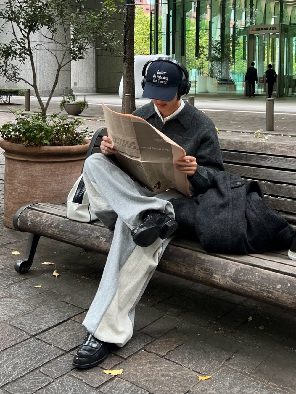 グレー系のスウェットパンツ、ブラック系のローファー、グレー系のポロシャツを着用したメンズの秋コーディネートの3枚目の写真