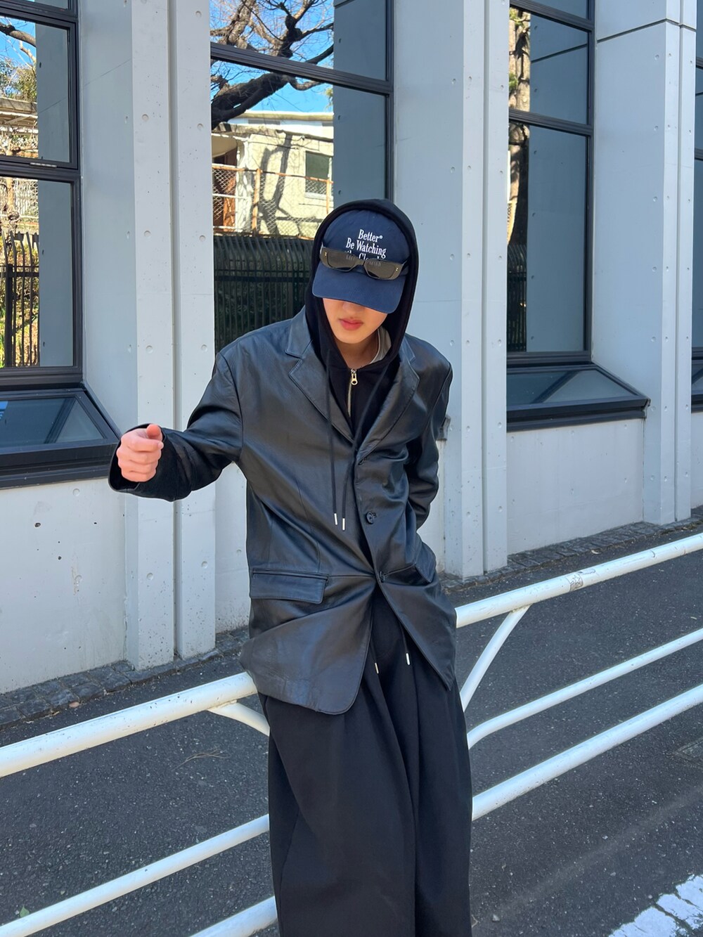 ブラック系のスウェットパンツ、グレー系のパーカー、ブルー系のキャップを着用したメンズの冬コーディネートの3枚目の写真