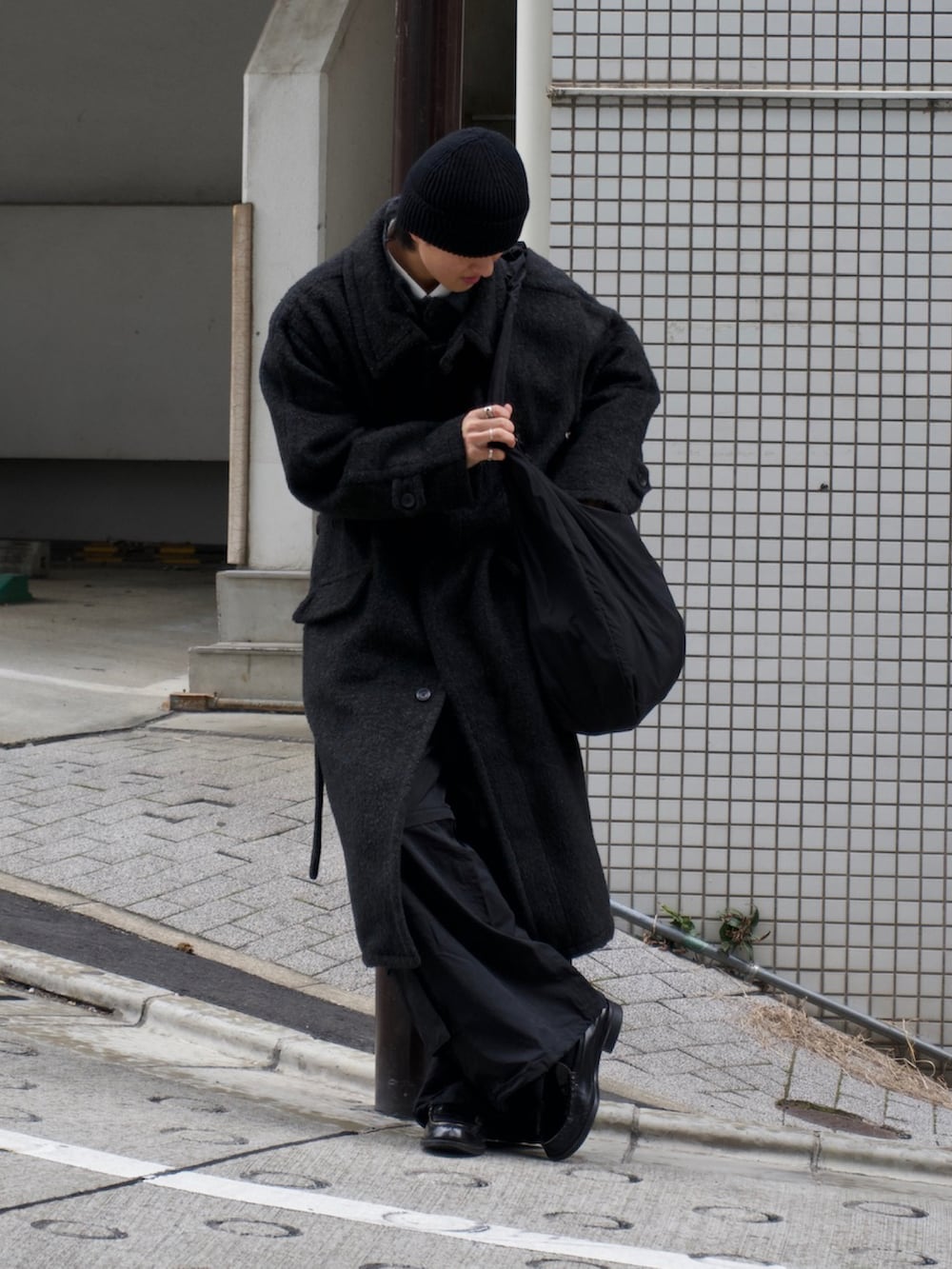 「冬アウター、大人コーデ、革靴、カジュアル、ジャケット、キレイめ、お洒落さんとつながりたい、シンプルコーデ、最近のいい感じコーデ、チェスターコート、ロングコート、冬、オーバーサイズ、WEARyouthコーデ、真冬のあったかスタイル」｜「BARELY BLUEの【 BARELY BLUE / ベアリーブルー 】 ワンポイント 刺繍 ビーニー ニット キャップ（ニットキャップ/ビーニー、ブラック系）」を使った、Harutoさん（メンズ・178cm）の冬コーディネートの2枚目の写真