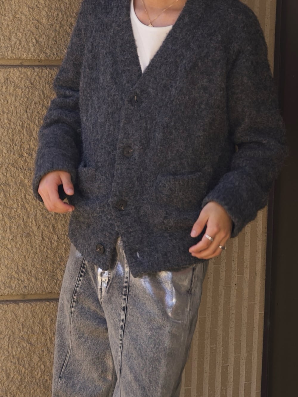 グリーン系のカーディガン/ボレロ、ブラック系のローファー、シルバー系のデニムパンツを着用したメンズの冬コーディネートの3枚目の写真