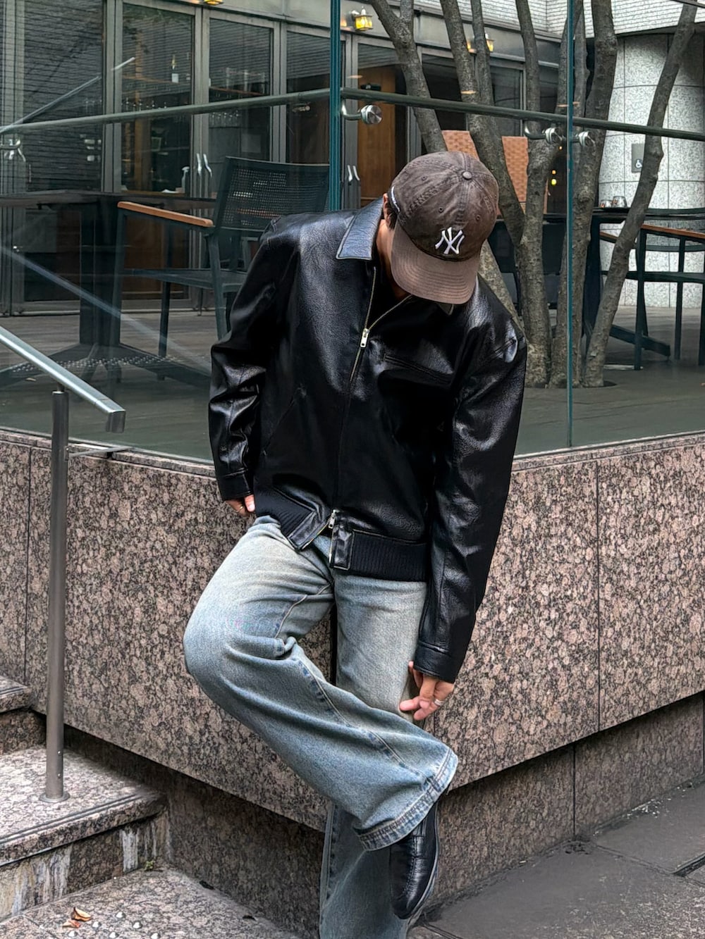 ブラック系のブルゾン、ブルー系のデニムパンツ、ブラック系のローファーを着用したメンズの秋コーディネートの2枚目の写真