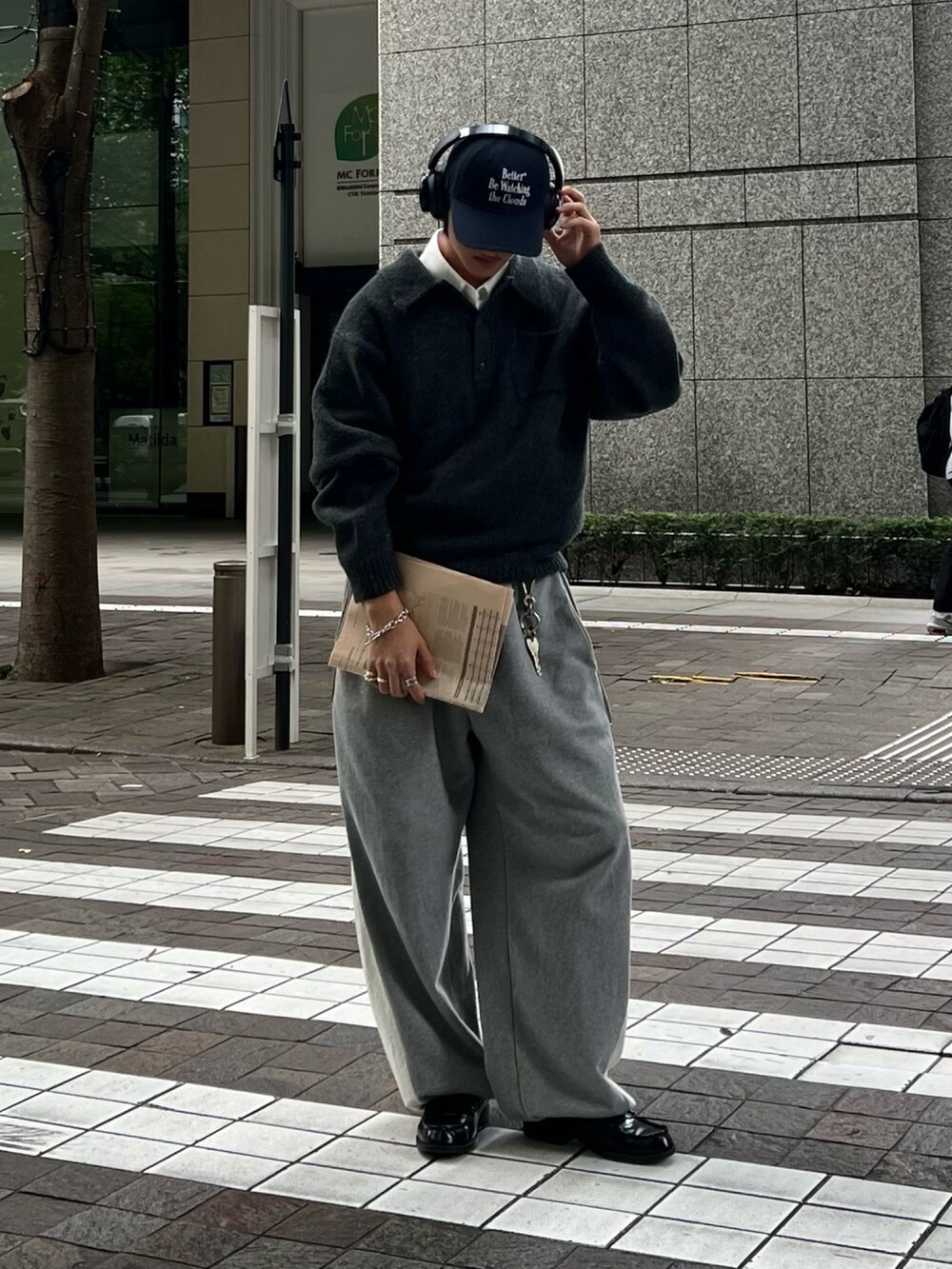 グレー系のスウェットパンツ、ブラック系のローファー、グレー系のポロシャツを着用したメンズの秋コーディネートの5枚目の写真