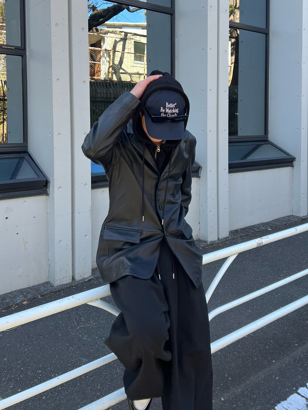 ブラック系のスウェットパンツ、グレー系のパーカー、ブルー系のキャップを着用したメンズの冬コーディネートの2枚目の写真